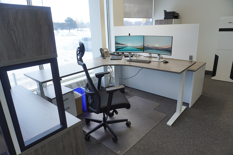 Adjustable workstations thoughtfully designed to maximize comfort and productivity.